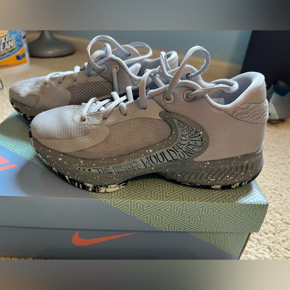 Boys Nike Freak 4 (GS) Wolf Grey 6Y